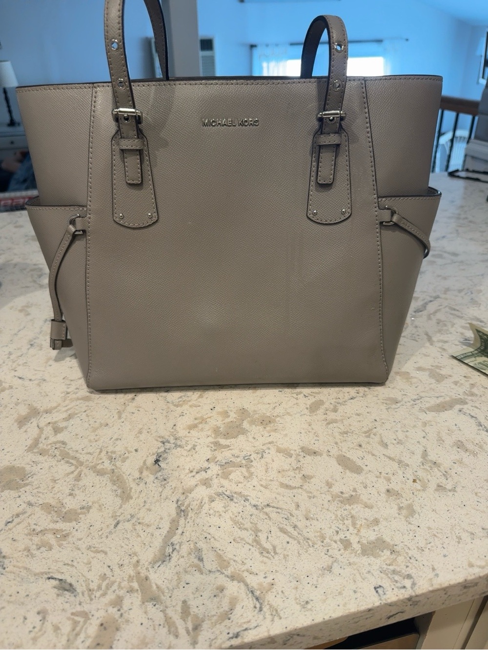 Michael Kors Voyager EW Tote Pearl Grey Saffiano Leather Large Tote Bag - Picture 2 of 8